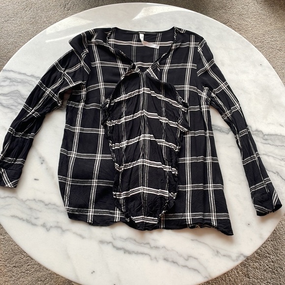 Kensie Black and White Plaid Top with Ruffles - Size Medium - Picture 3 of 8